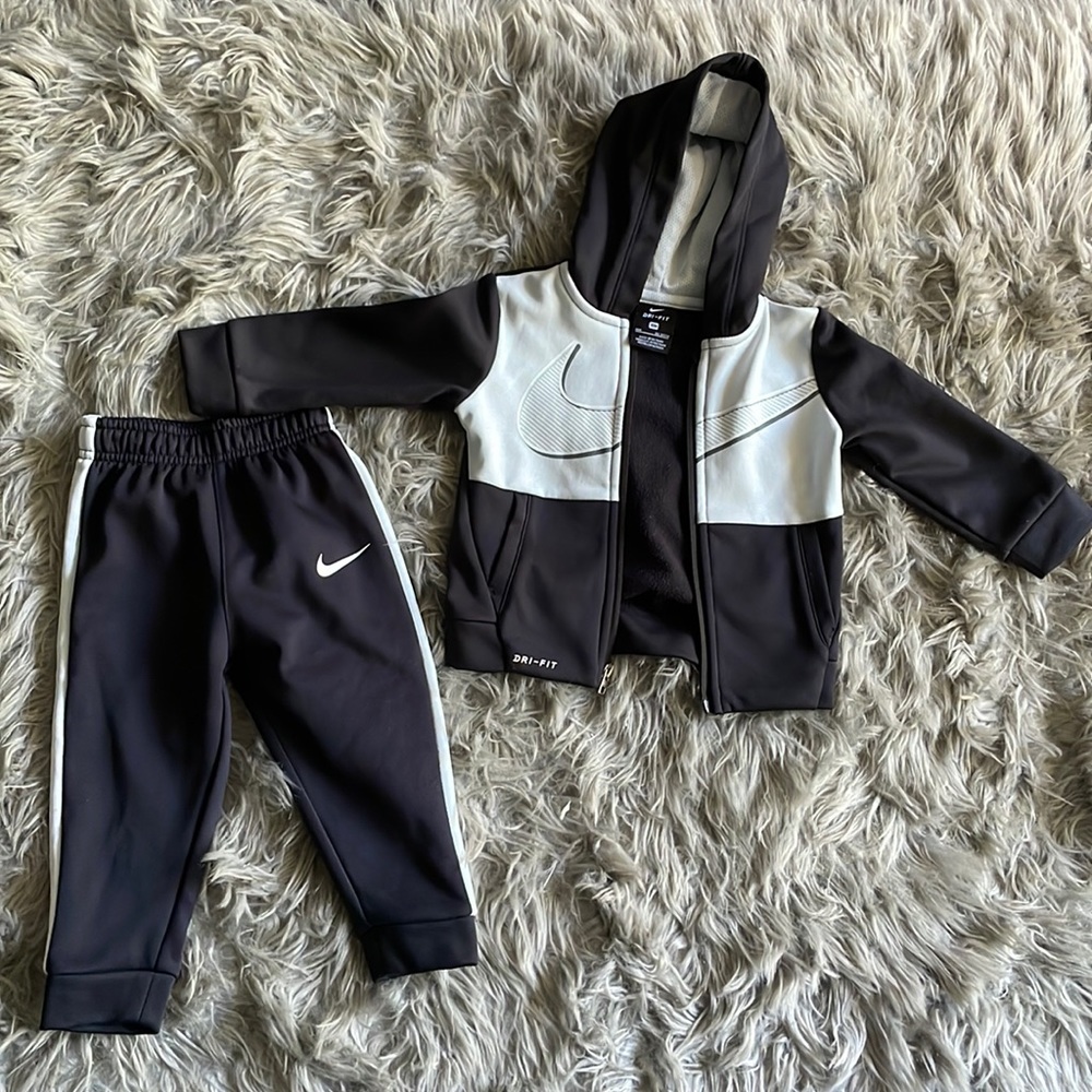 Black and white Nike two piece jogger zipper set